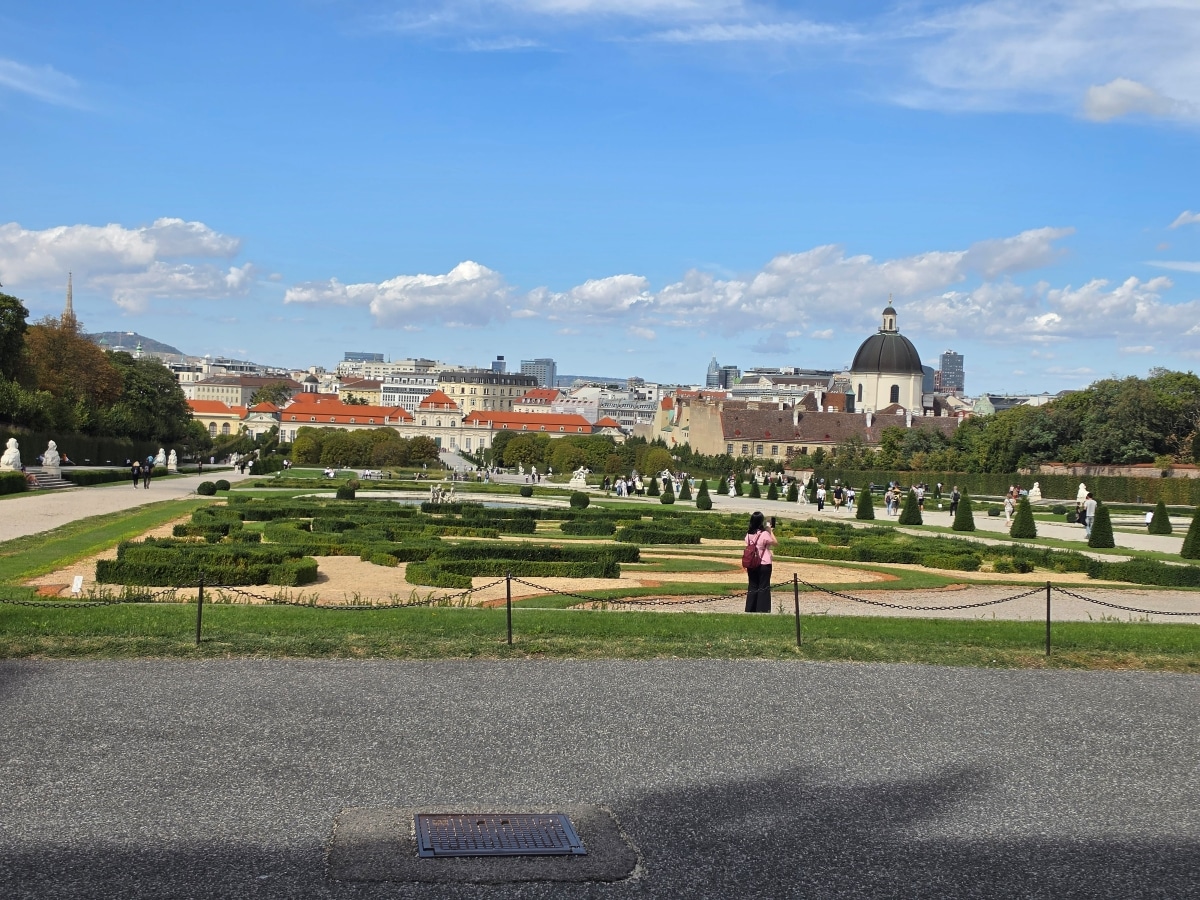 Belvedere Palace garden with palace in background2